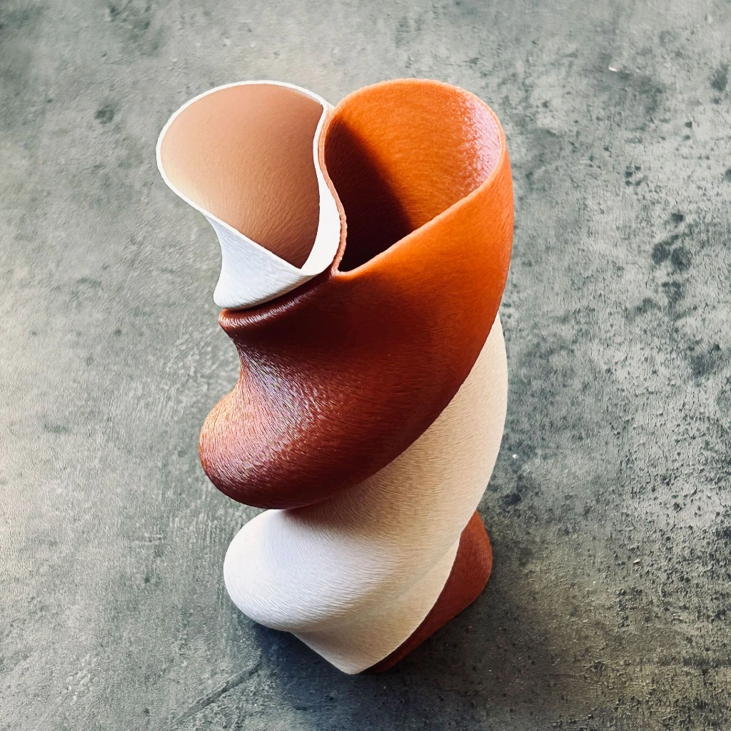 SYZYGY_heart-vase_front-top-view.webp