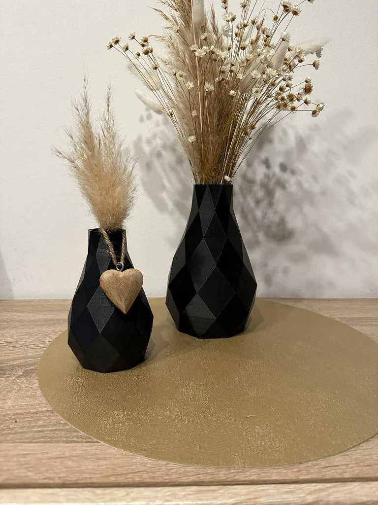 Low Poly Vase (black)